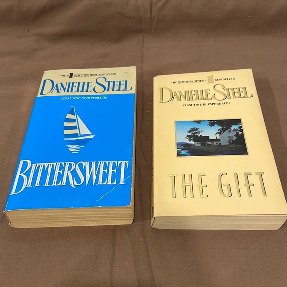 Lot of 2 Danielle Steel Books 📚 Bundle your likes for a special deal📚 - Picture 1 of 9